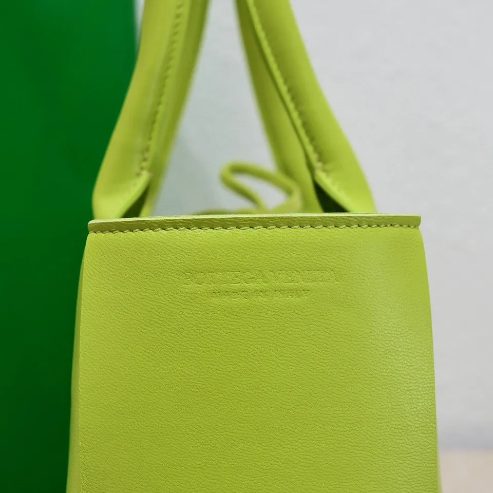 Batch 1760 medium arco, BottegaVeneta# official website latest cowhide leather with inner sheepskin SLIP tote handbag, and the logo has been changed to the side panel😍The oversized woven design really makes it a huge gap from ordinary tote bags🔗🔗Different color combinations inside and outside ⛓Daniel Lee leads the brand's DNA to continue to evolve with fresh inspiration🧬🧬showing a balanced style of luxury and reality👉: 30*20*12 Model: 9893# Delete Remove Download Refresh Pin Edit Share with one click